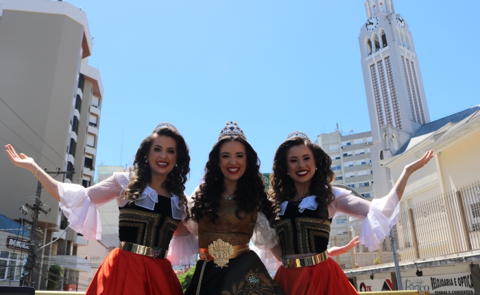 Trajes oficiais  da Rainha e Princesas são apresentados em desfile pela cidade 